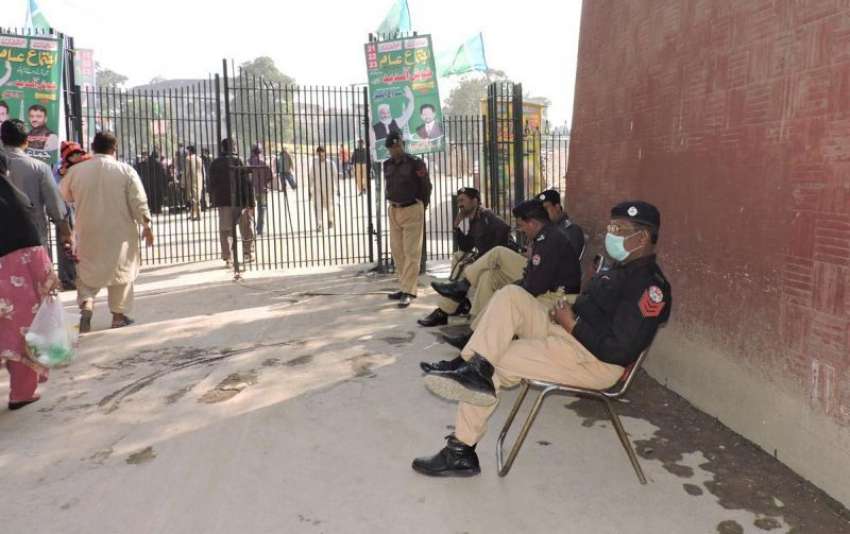 لاہور، مینار پاکستان گراؤنڈ کے داخلی راستے پر تعینات پولیس ..