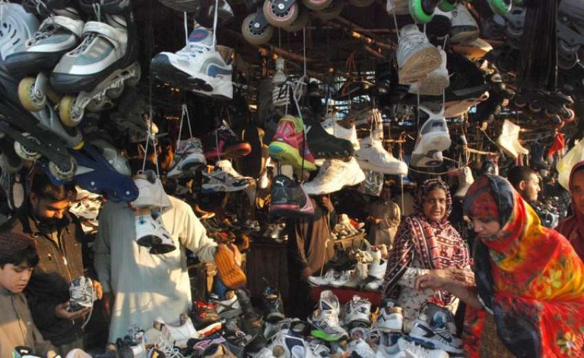 لاہور، خواتین لنڈا بازار سے جوتے خرید رہی ہیں۔