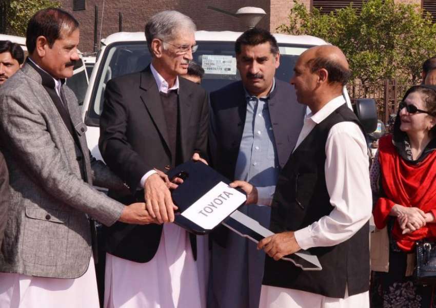 پشاور، وزیراعلی خیبر پختونخوا مختلف کالجز کے پرنسپلز کو ..