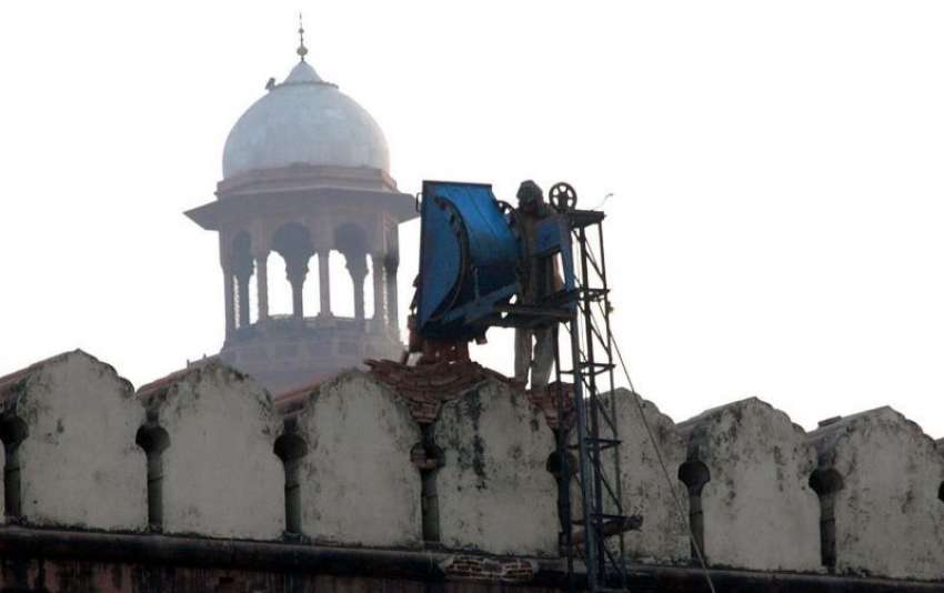 لاہور، مزدور بادشاہی مسجد کی چھت کی مرمت میں مصروف ہیں۔