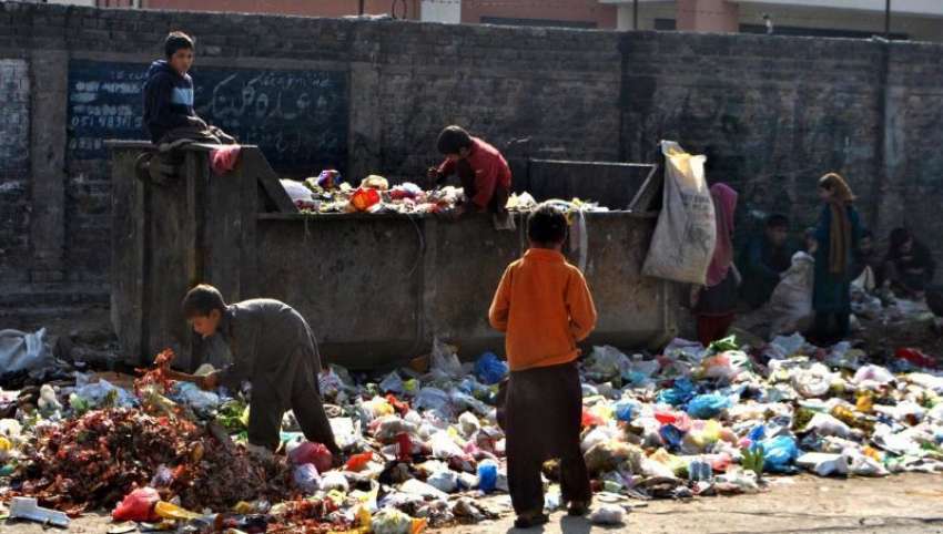 راولپنڈی، خانہ بدوش بچے کوڑے کے ڈھیر سے کارآمد اشیا ڈھونڈ ..