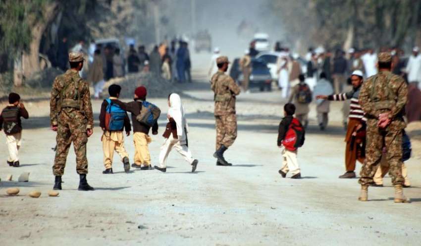 پشاور، متھرا میں بم دھماکے کے بعد پاک فوج کے جوان الرٹ کھڑے ..