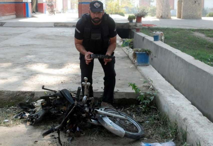 پشاور، ایک پولیس اہلکار ریموٹ کنٹرول بم دھماکے سے متاثرہ ..