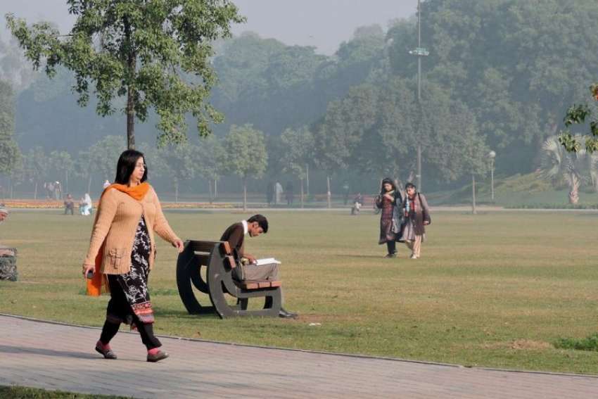 لاہور، خواتین صبح کے وقت جیلانی پارک میں چہل قدمی میں مصروف ..