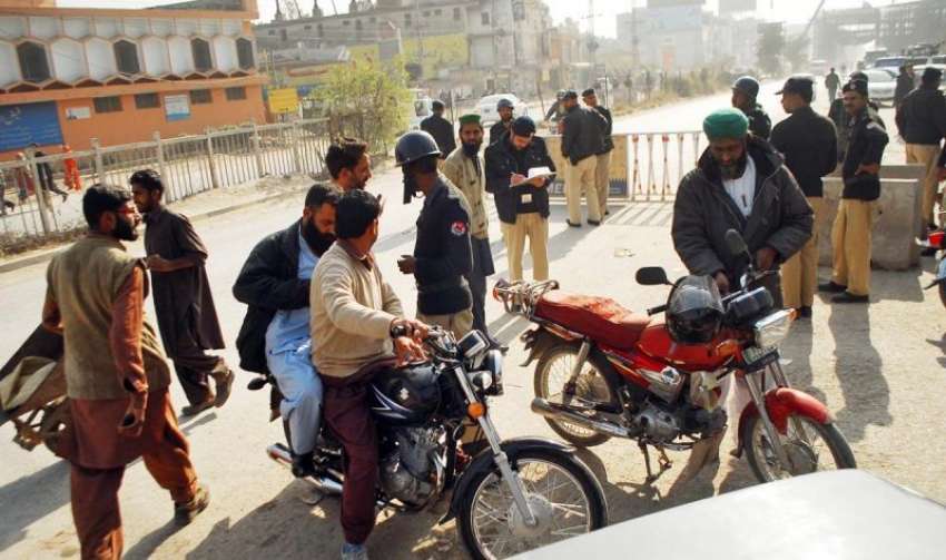 راولپنڈی، تحریک انصاف کے جلسہ کے موقع پر پولیس اہلکار فیض ..
