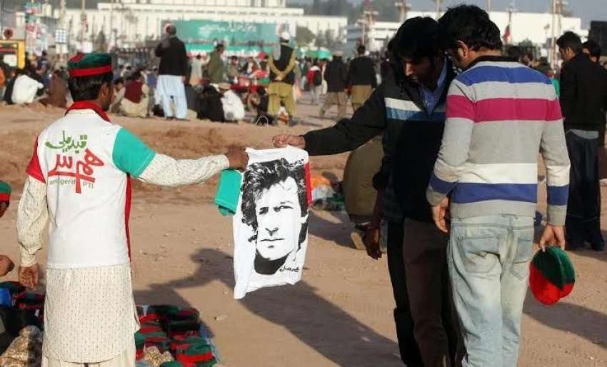 اسلام آباد، تحریک انصاف کے جلسے میں شرکا عمران خان کے چہرے ..