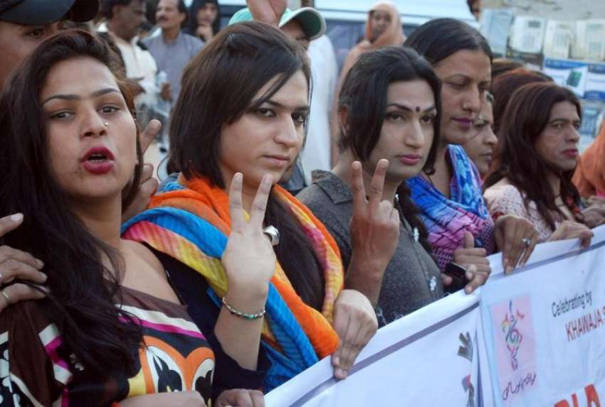 لاہور، عالمی ایڈز ڈے کے موقع پر خواجہ سرا سوسائٹی کے ارکان ..