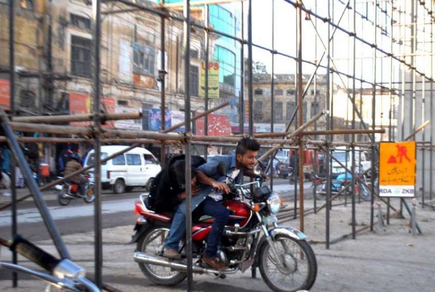 راولپنڈی، ایک موٹر سائیکل سوار مری روڈ پر میٹرو بس کیلئے ..