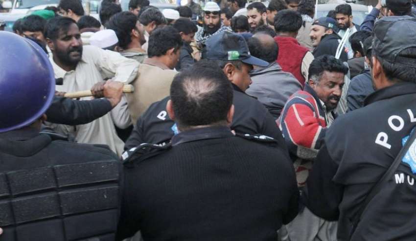 لاہور، پولیس اہلکار اپنے مطالبات کے حق میں احتجاج کے دوران ..