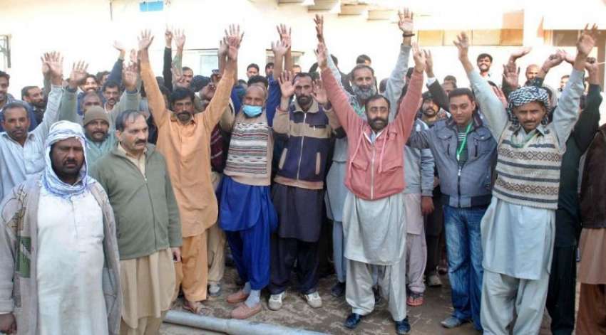 راولپنڈی، بی بی ہسپتال میں ملازمین پولیس گردی کیخلاف احتجاج ..