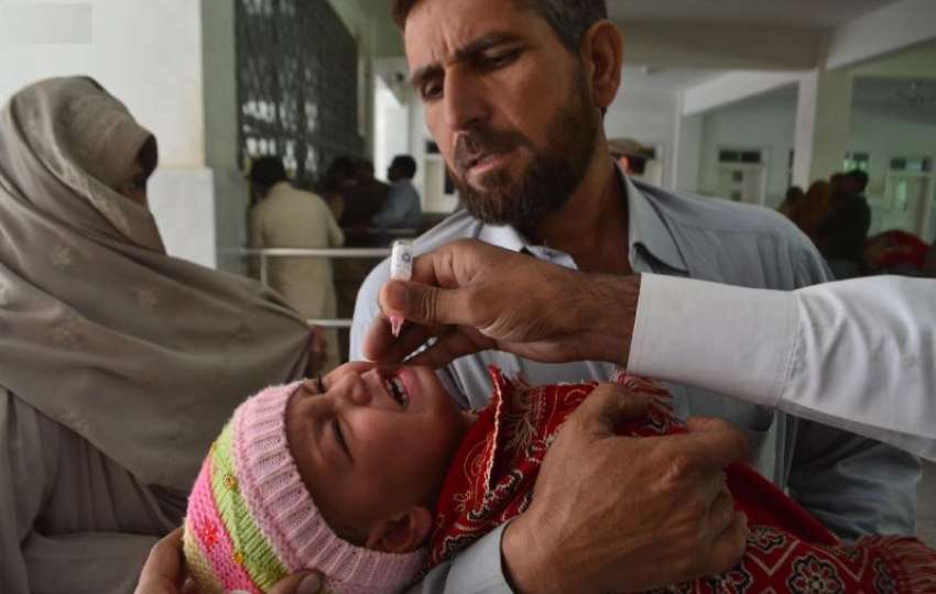 پشاور، انسداد پولیو مہم کے دوران ایک بچے کو پولیو سے بچاؤ ..