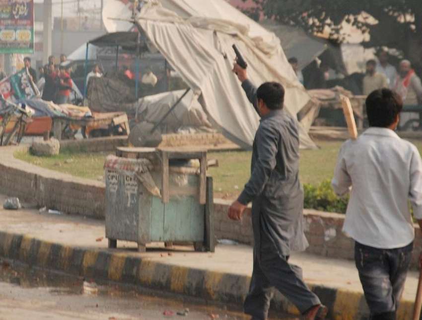 فیصل آباد، احتجاج، جلاؤ گھیراؤ کے دوران ایک شخص کھلے عام ..