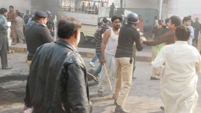 فیصل آباد، تحریک انصاف کے کارکن جلاؤ گھیراؤ میں مصروف ہیں ..