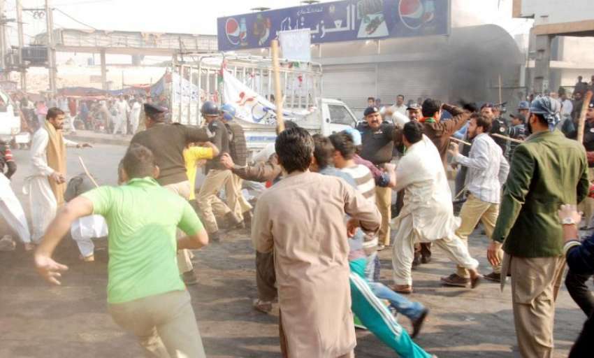 فیصل آباد، تحریک انصاف کے کارکن پولیس پر حملہ کر رہے ہیں۔