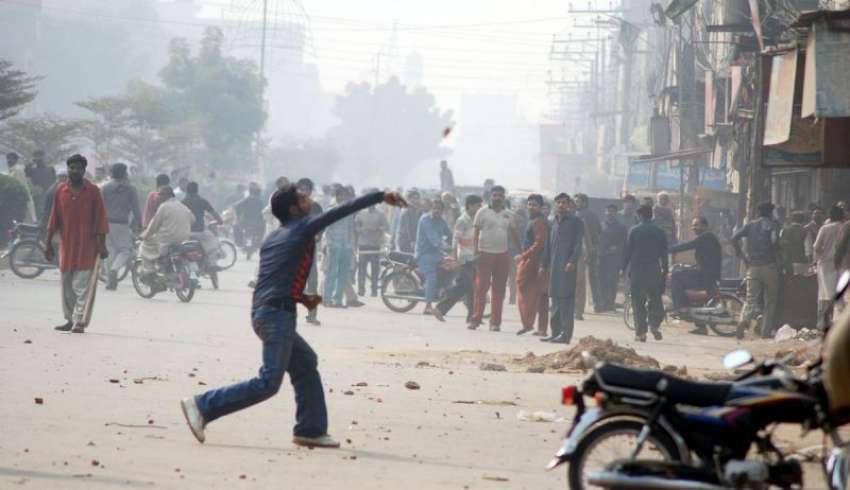 فیصل آباد، شہر میں جلاؤ گھیراؤ اور احتجاج کے دوران ایک شخص ..