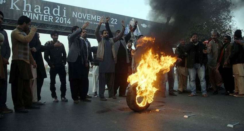 راولپنڈی، فیض آباد ہائی وے پر پاکستان تحریک انصاف کے کارکنان ..