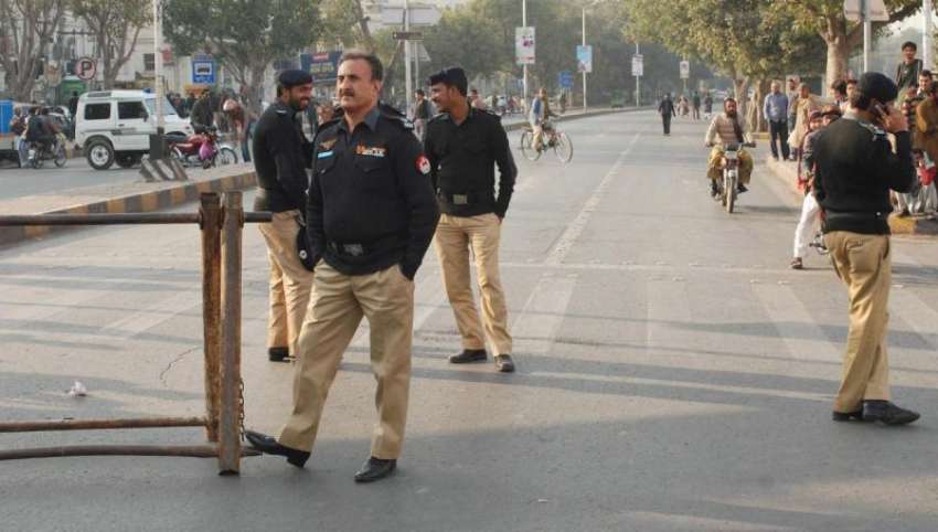 لاہور، پولیس اہلکاروں نے تحریک انصاف کے احتجاج کے باعث مال ..