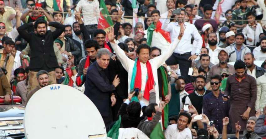 کراچی، تحریک انصاف کے چئیرمین عمران خان کارکنوں کے نعروں ..