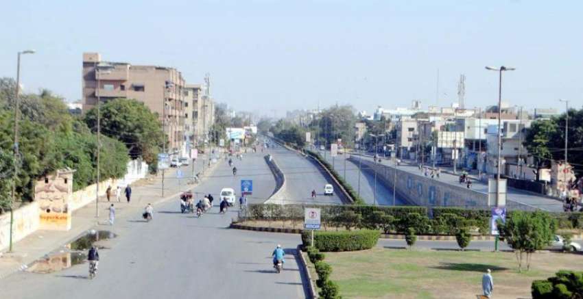 کراچی، تحریک انصاف کی شٹر ڈاؤن کال کے موقع پر شہر کی سڑک ..