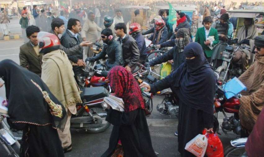 لاہور، تحریک انصاف کے کارکن شالیمار چوک میں احتجاج کے دوران ..