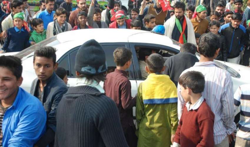 لاہور، تحریک انصاف کے کارکنوں نے مجسٹریٹ کی گاڑی کو روک ..