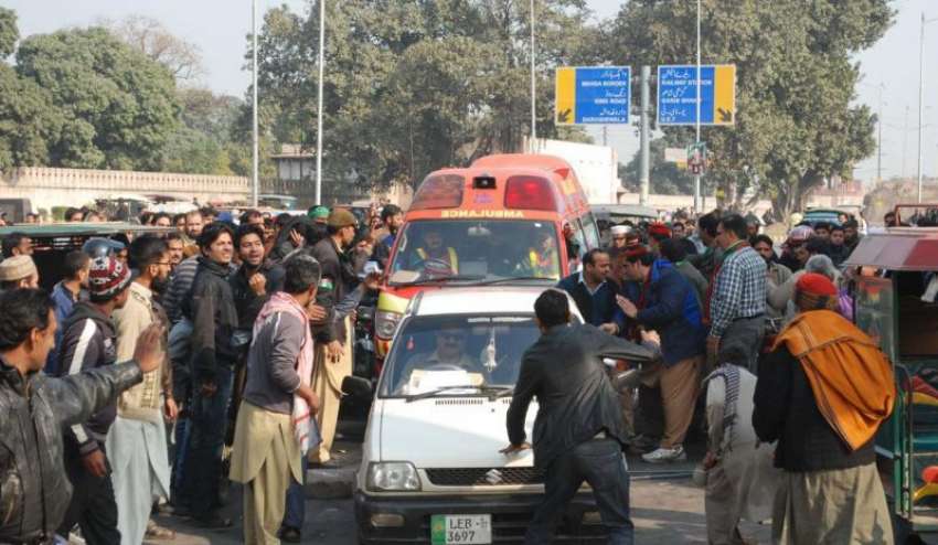 لاہور، تحریک انصاف کے کارکن احتجاج کے دوران وہاں سے گزرنے ..