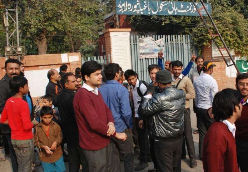 لاہور، تحریک انصاف کے کارکن ایک سکول کے باہر نعرے بازی لگا ..