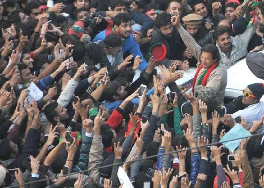 لاہور، تحریک انصاف کے چئیرمین عمران خان لبرٹی چوک میں کارکنوں ..