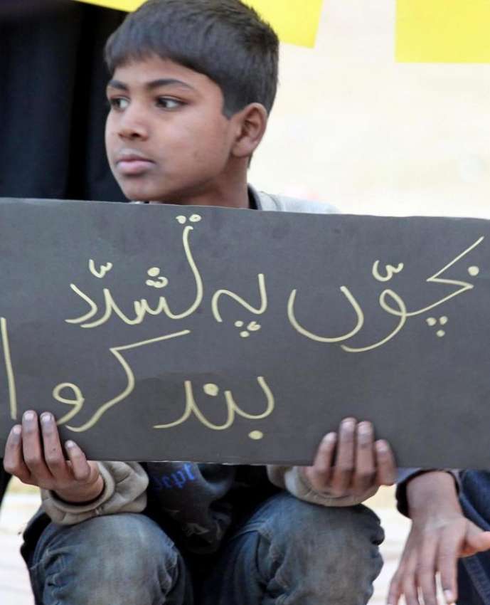 اسلام‌آباد، سانحہ پشاور کیخلاف احتجاج میں ایک بچہ بینر ..