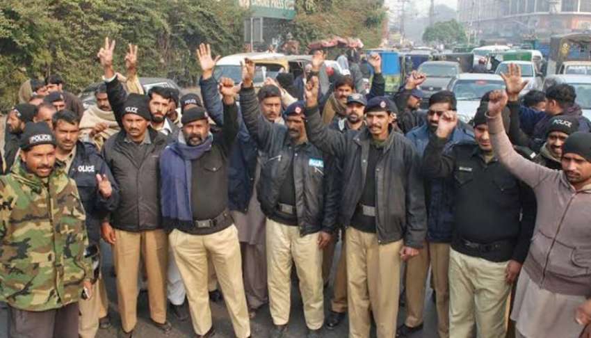 لاہور، پنجاب پولیس کے کنڈکیٹ ملازمین اپنے مطالبات کے حق ..