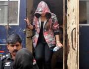 راولپنڈی: منی لانڈرنگ کیس میں گرفتار ماڈل ایان علی کو پیشی کے لیے لایا ..