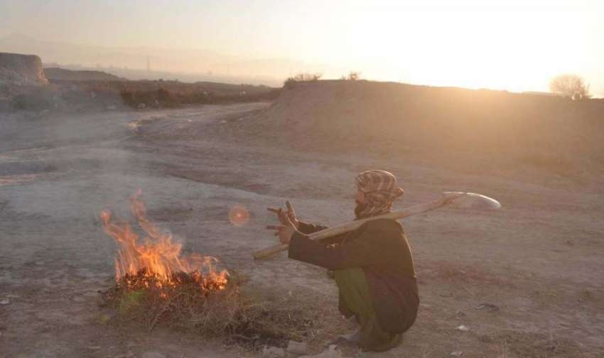 کوئٹہ، نئے سال 2015 کا پہلا سورج طلوع ہو رہا ہے، جبکہ ایک کسان ..