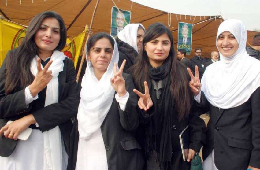 لاہور، بار ایسوسی ایشن کے انتخابات کے موقع پر خواتین وکلا ..