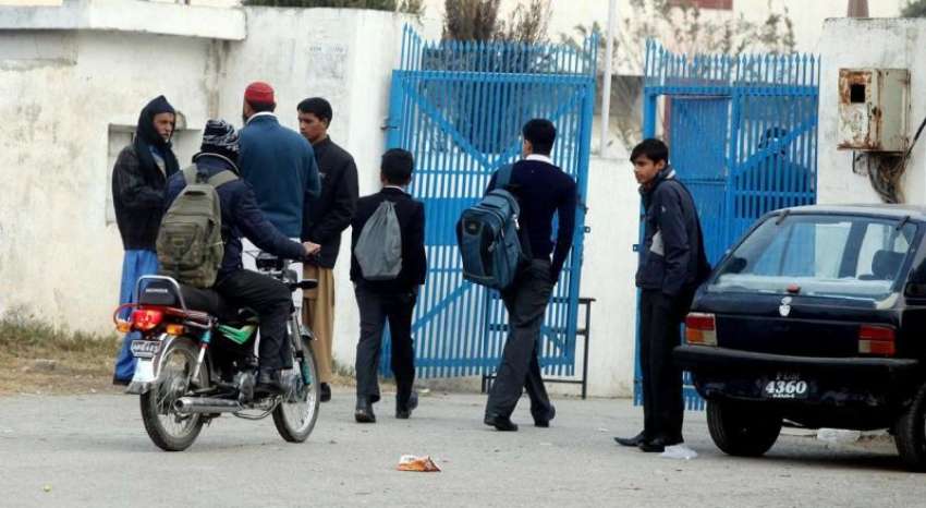 اسلام‌آباد، سانحہ پشاور کے بعد سکول کھلنے پر بچے سکول میں ..
