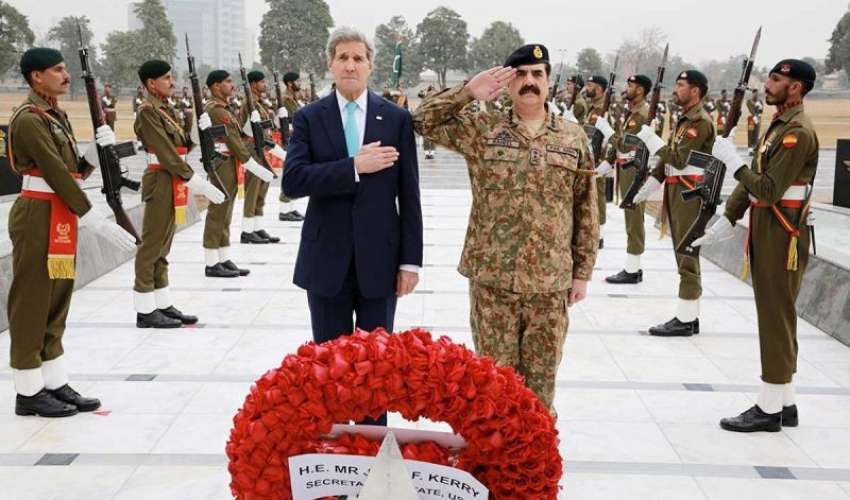 راولپنڈی، امریکی وزیر خارجہ جان کیری شہدا کی یادگار پر پھول ..