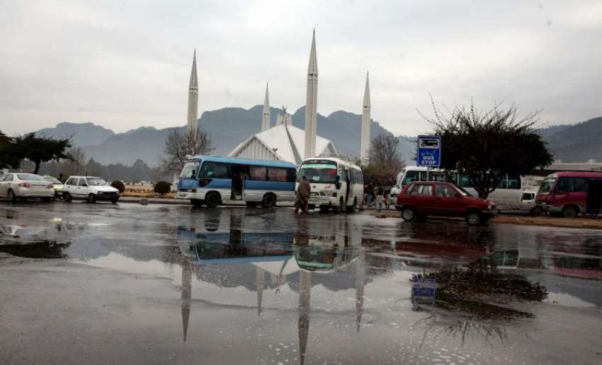 اسلام‌آباد، وفاقی دارالحکومت میں بارش کے بعد فیصل مسجد ..