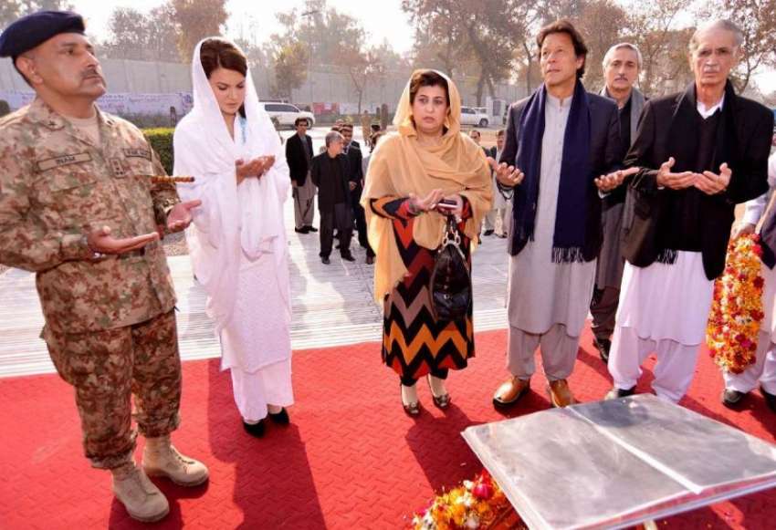 پشاور، تحریک انصاف کے چئیرمین عمران خان اور ان کی اہلیہ ..