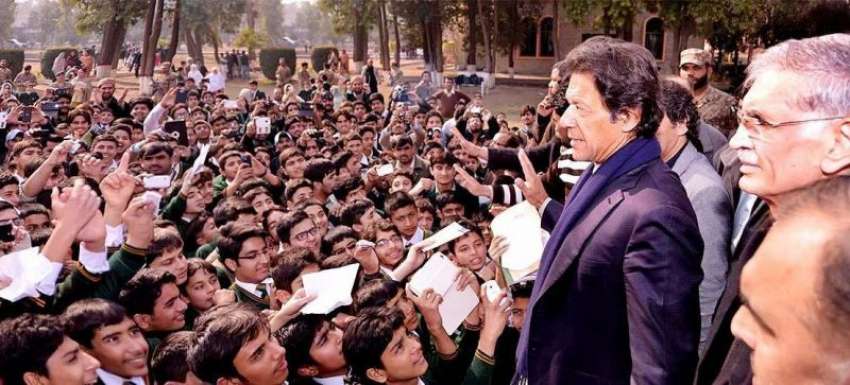 پشاور، تحریک انصاف کے چئیرمین عمران خان آرمی پبلک سکول میں ..