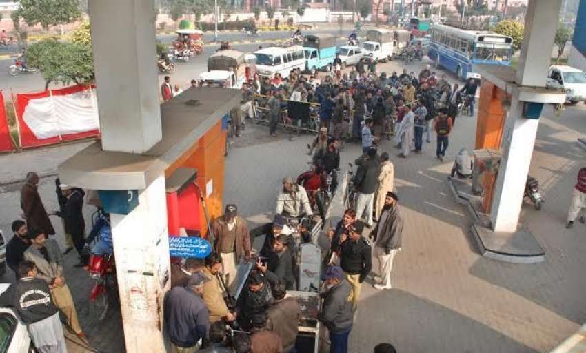 لاہور، شہری آٹھویں روز بھی پیٹرول پمپ پر لمبی قطار بنائے ..