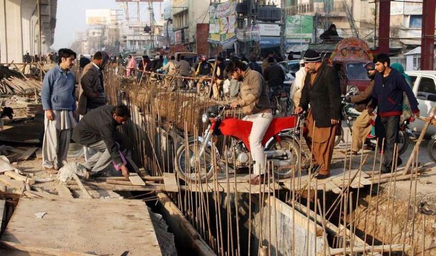 راولپنڈی، شہری خطرناک انداز میں میٹرو بس پراجیکٹ کے کام ..