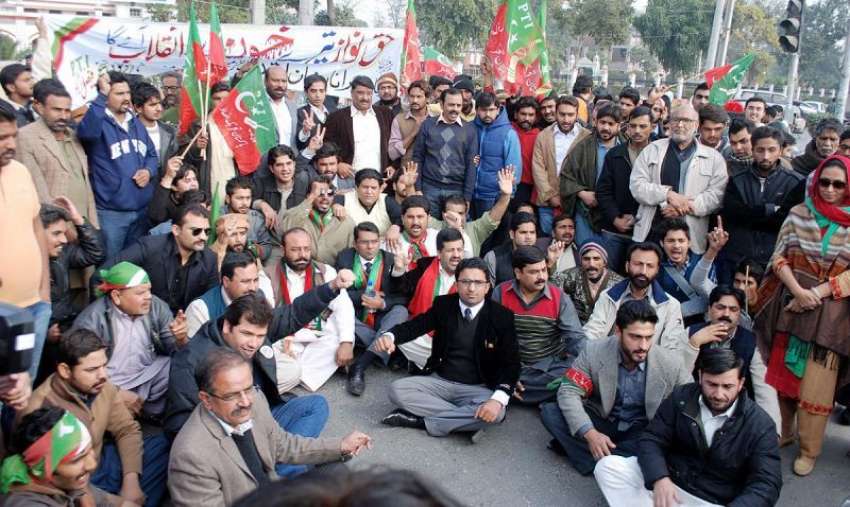 فیصل آباد، تحریک انصاف کے کارکن اپنے مطالبات کے‌حق میں ..