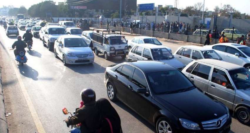 راولپنڈی، مظاہروں کے باعث ائیرپورٹ روڈ پر ٹریفک جام کا منظر، ..