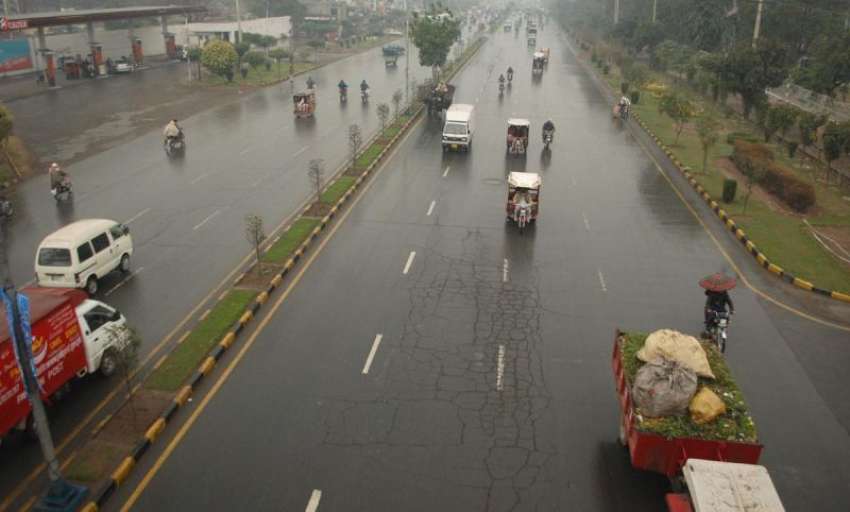 لاہور، شہر میں صبح کے وقت ہونے والی بارش کے دوران جی ٹی روڈ ..