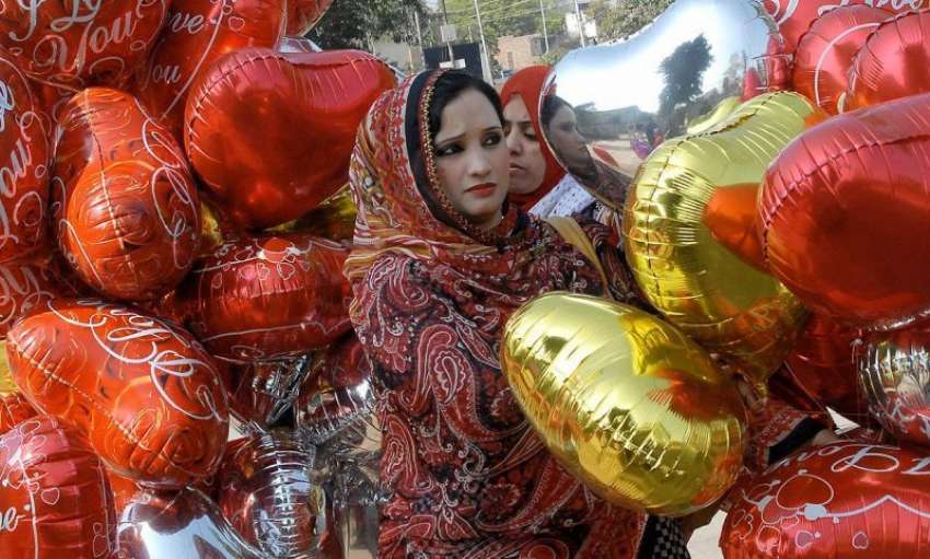 لاہور، خواتین ویلنٹائن ڈے کے حوالے سے غبارے خرید رہی ہے۔