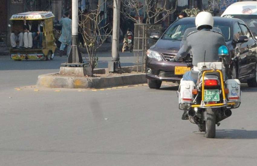 لاہور، قانون کا محافظ ٹریفک اہلکار خود قانون کی دھجیاں بکھیرتے ..
