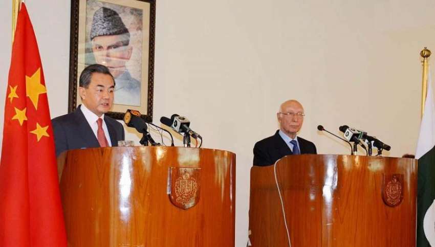 اسلام‌آباد، چینی وزیر خارجہ وانگ ژی مشیر خارجہ سرتاج عزیز ..