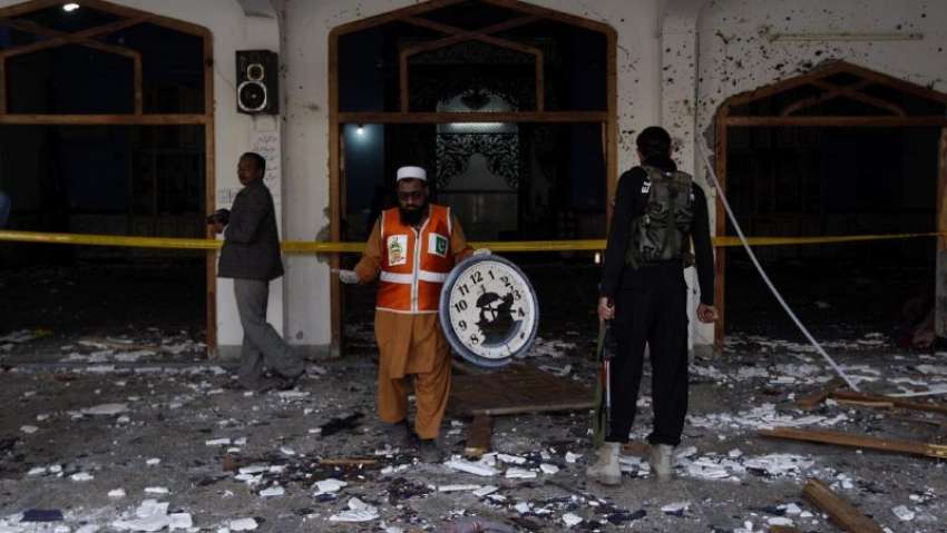 پشاور، امامیہ مسجد پر دہشتگردوں کے حملے کے بعد ریسکیو اہلکار ..