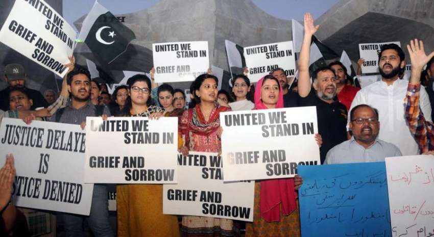 کراچی، سول سوسائٹی کے ارکان دہشتگردی کیخلاف تین تلوار پر ..