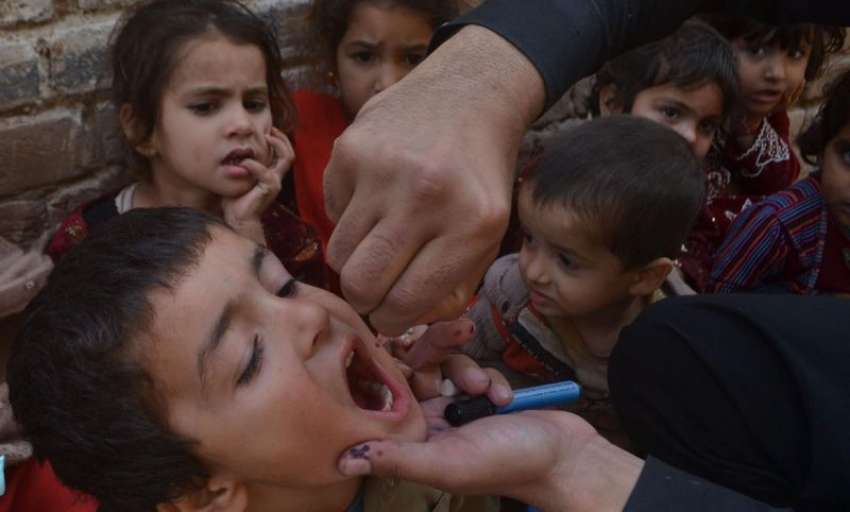 پشاور، انسداد پولیو مہم کے دوران ایک بچے کو پولیو کے قطرے ..