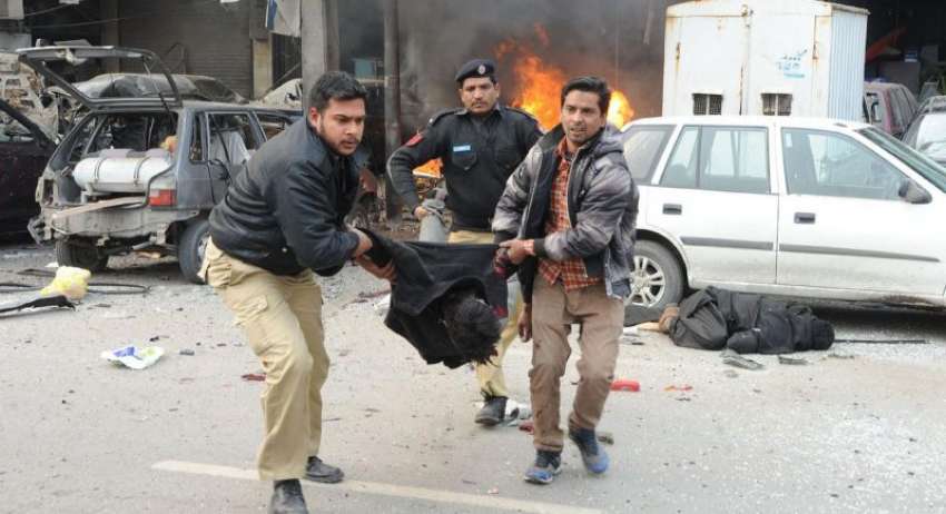 لاہور، پولیس اہلکار اور شہری پولیس لائنز خودکش حملے کے بعد ..